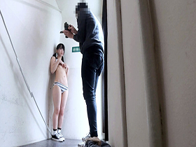 めちゃ小さすぎる女の子2人の警戒心皆無の無邪気な笑顔に欲望を堪えきれず…パイパンワレメに無理めな巨大チ●ポをねじ込んでグッタリするまでハメ続ける【非常階段でイタズラした変態男の記録】　サンプル画像13